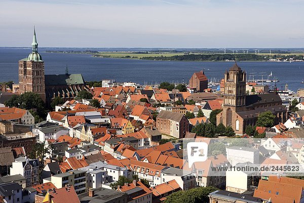Kirche in der Stadt an der K??ste  St. Jakobi-Kirche  Strelasund  Stralsund  Rügen  Mecklenburg-Vorpommern Deutschland