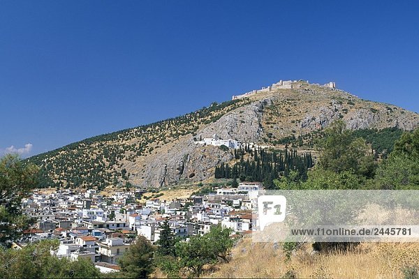 Gebäude in Stadt mit Burg im Hintergrund auf dem Hügel  Larissa Hill  Argos  Peloponnes  Griechenland