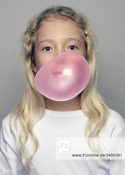 Porträt von Girl blowing Kaugummi