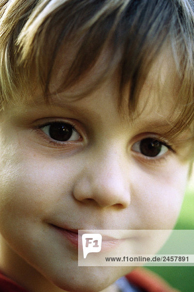 Kleiner Junge lächelt Kamera  Kopfschuss  Porträt