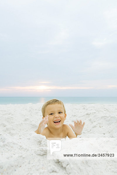 Kleiner Junge am Strand  lächelnd vor der Kamera  Porträt