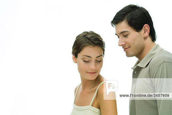 Junges Paar mit geschlossenen Augen  Mann steht hinter Frau  Portrait
