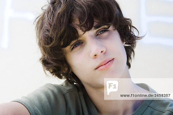 Teenager-Junge schaut weg  Kopf geneigt  Portrait