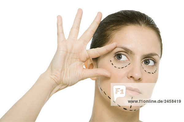 Frau mit plastischen Operationsmarkierungen im Gesicht  berührendes Gesicht  wegschauen