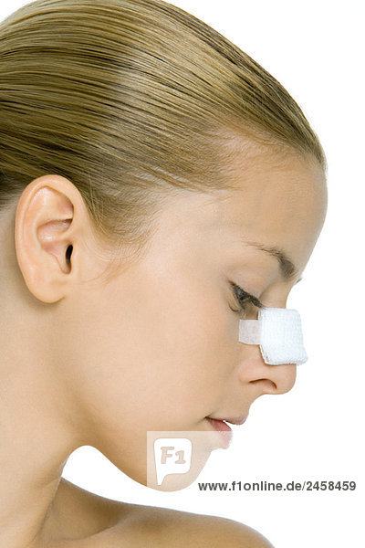 Junge Frau mit bandagierter Nase  Profil
