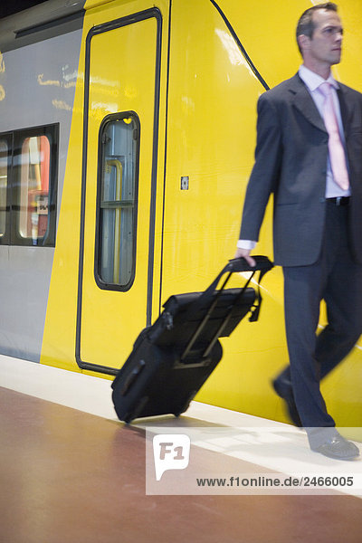 Geschäftsmann auf einem Bahnhof Stockholm Schweden.