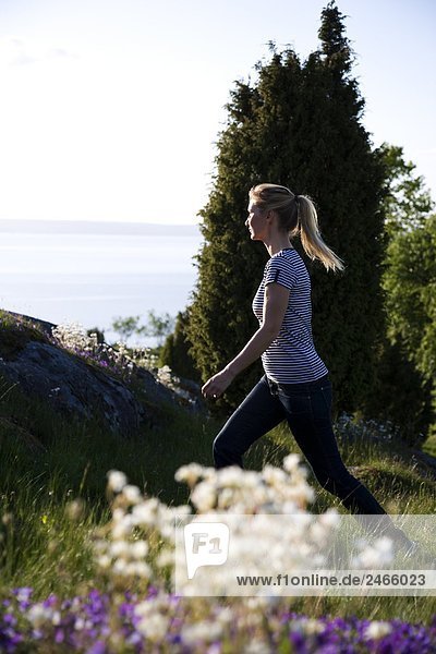 Eine Frau zu Fuß im freien Schweden.