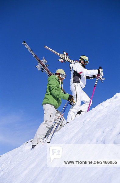 Zwei Skifahrer Kletterberg Schweden.