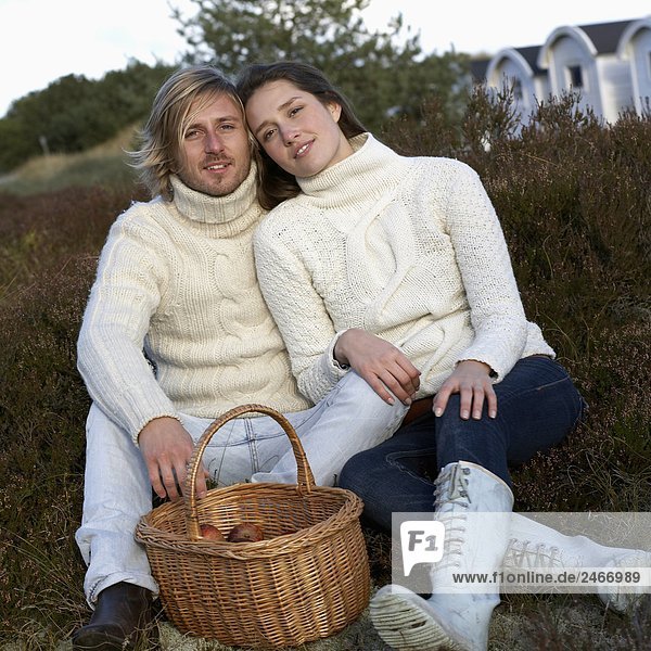 Portrait einer jungen Paar Schweden lächelnd.