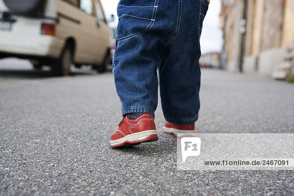 Die Beine eines Kindes zu Fuß Schweden.
