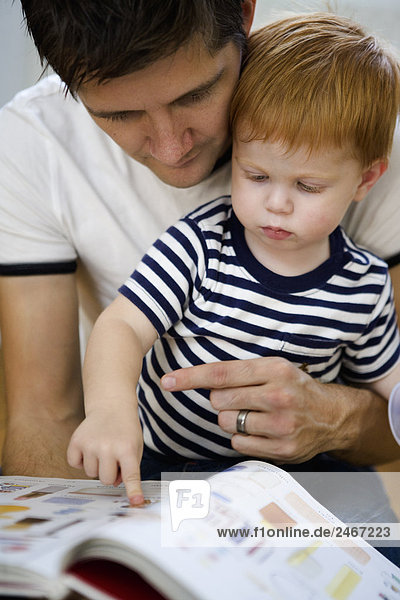 Vater und Sohn ein Buch Schweden zu lesen.