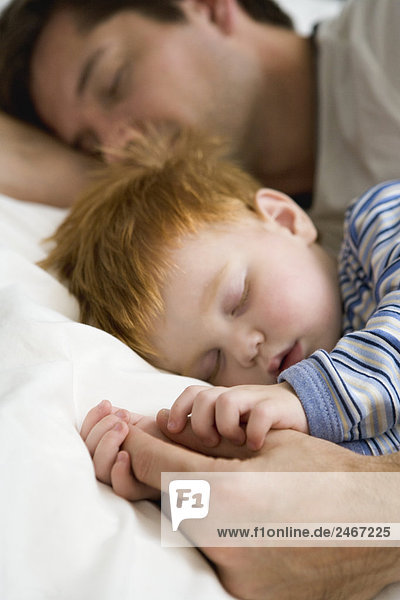 Vater und Sohn schlafen Schweden.