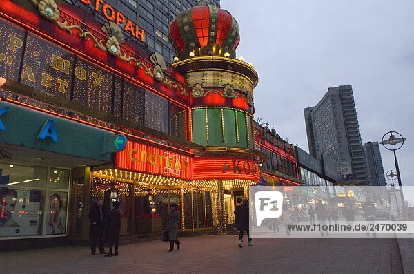 Casino beleuchtet in der Dämmerung  Novy Arbat Street  Moskau  Russland