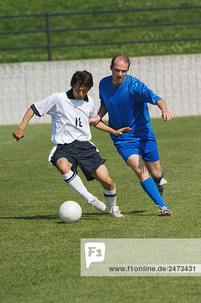 Fußball-Spieler den Ball zu schützen