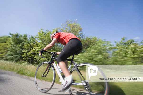 Seitenansicht einer ein Radfahrer Radsport auf Road  Bewegungsunschärfe