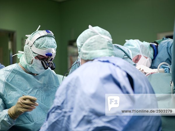 Chirurgen ausführen Vorgangs im Operationsraum