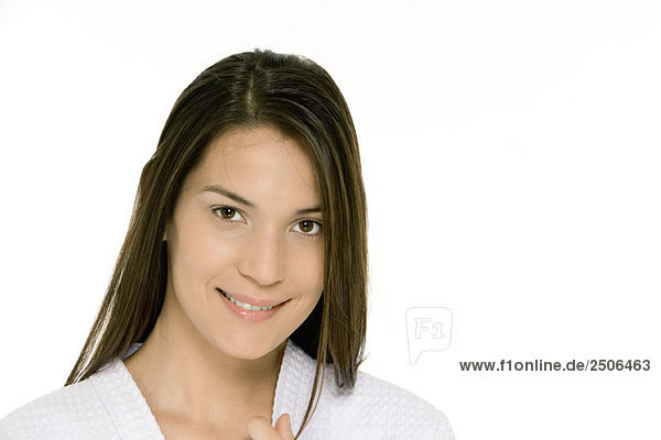 Frau lächelt vor der Kamera  Porträt