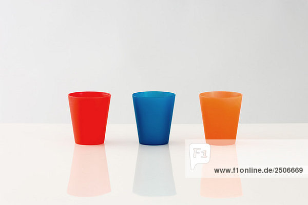 Drei Tassen in einer Reihe  mehrfarbig