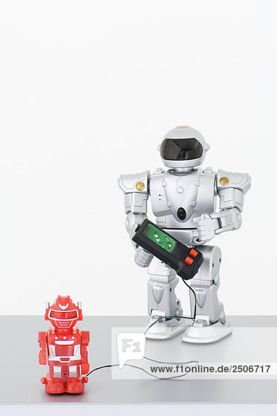 Spielzeugroboter mit Fernbedienung  der mit einem anderen Roboter verbunden ist