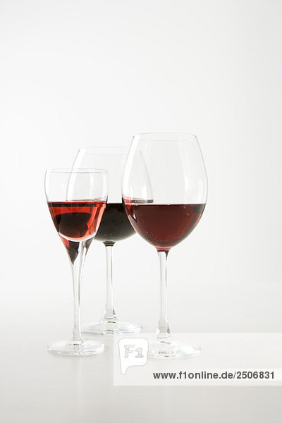 Verschiedene Rotweine in Gläsern
