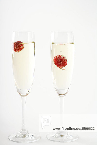 Champagner mit Kirschen im Glas