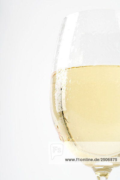 Glas Weißwein mit Kondenswasser  beschnitten
