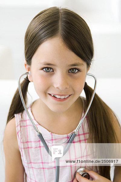 Mädchen hört auf ihr eigenes Herz durch Stethoskop