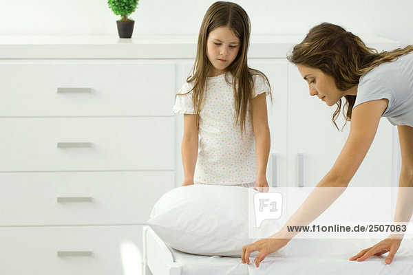 Mutter macht Bett  Tochter hilft ungern mit