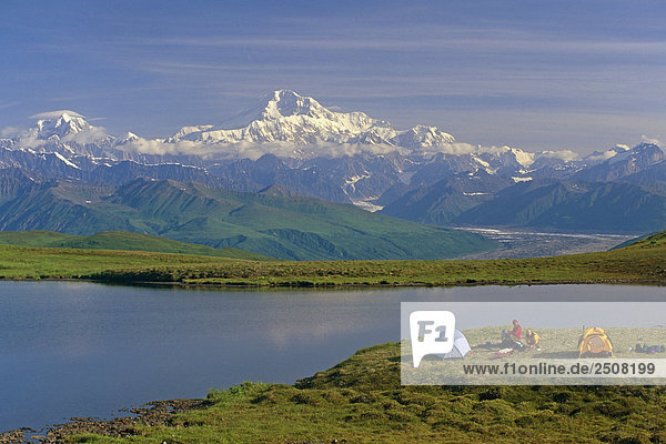 Wanderer @ Camp in der Nähe von Tundra Teich Denali SP SC AK Sommer/nw/Mt McKinley Hintergrund