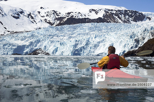 Mann Eis Kajak Fjord Kenai-Fjords-Nationalpark Eisscholle Aialik Gletscher