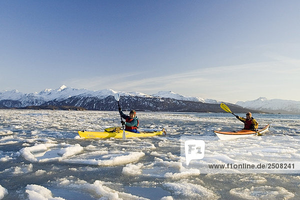 nahe Frau Winter Eis Kenai-Fjords-Nationalpark Homer Alaska Kachemak Alaska Eisscholle Kajakfahrer Alaska Bucht Halbinsel