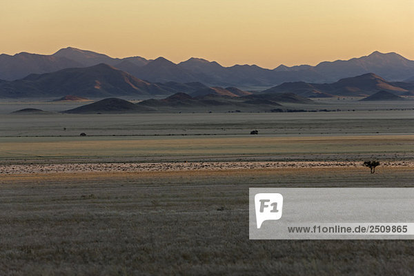 Afrika  Namibia  Sonnenaufgang  Tirasgebirge und Namibwüste