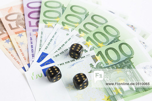 Würfel auf Euro-Scheinen Nahaufnahme