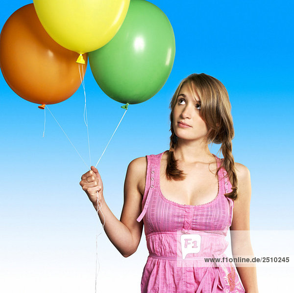 Teenager Mädchen (16-17) mit Luftballons  Portrait