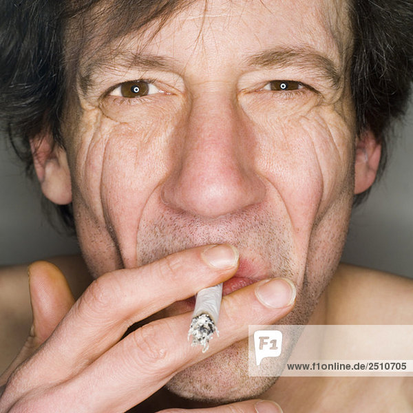 Mann rauchend  Nahaufnahme  Portrait