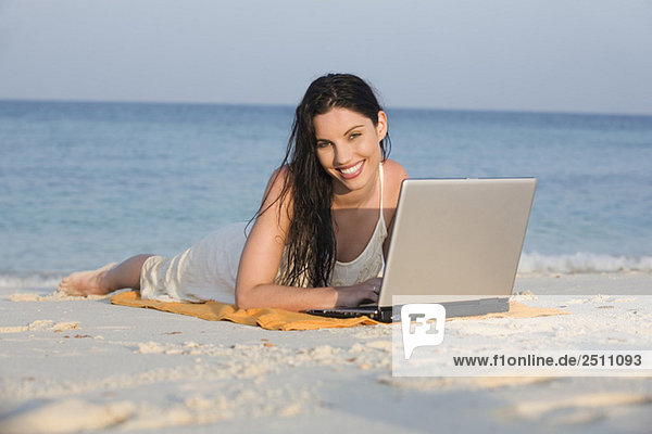 Asien  Thailand  Junge Frau mit Laptop am Strand  Portrait
