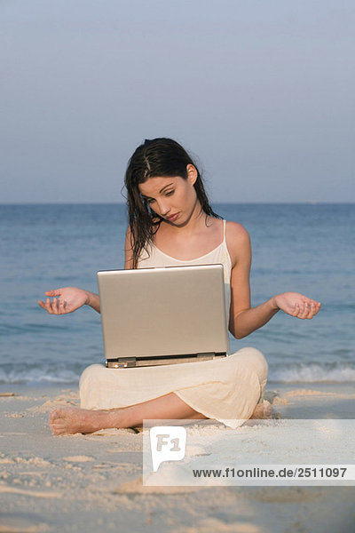 Asien  Thailand  Junge Frau mit Laptop am Strand  Portrait