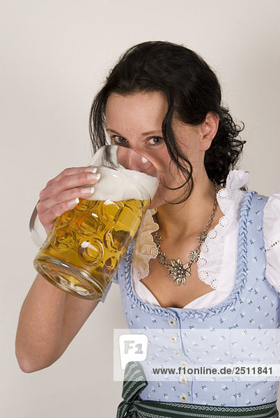Junge Frau trinkt Bier  Porträt