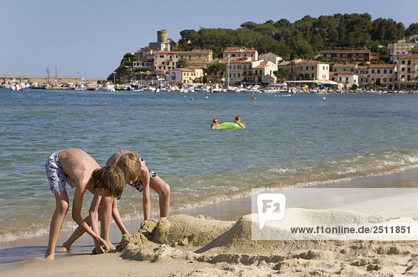 Italien  Elba  Marina di Campo  Kinder (10-12) spielen am Strand
