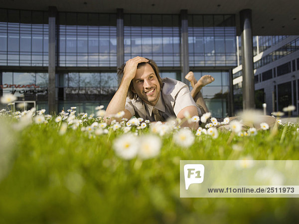 Deutschland  Baden-Württemberg  Stuttgart  Geschäftsmann beim Pausieren  Entspannen im Gras