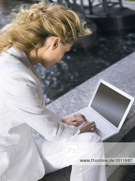 Junge Geschäftsfrau mit Laptop erhöhte Ansicht
