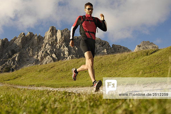 Mitte Erwachsenen Mann ausführen im Feld  Trentino-Alto Adige  Italien