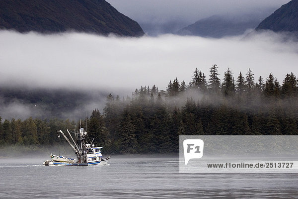 Kommerzielle Lachs Siener in Port Valdez an wolkigen Tag Prince William Sound South Central Alaska Herbst