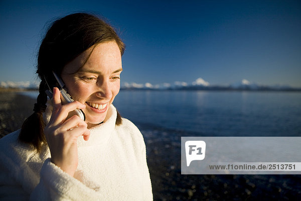 Handy Frau sprechen Strand Kachemak Alaska Alaska Bucht