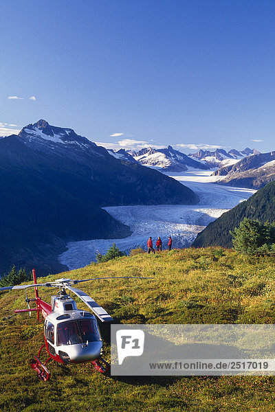 Touristen genießen Sie Blick auf Mendenhall-Gletscher von Thunder Mtn auf Helikopter Rundflug Reise SE Alaska