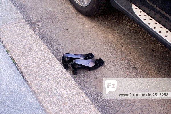 Verlassene Schuhe auf der Straße