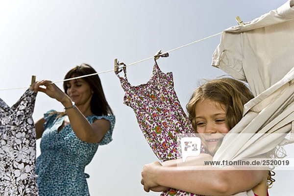 Girl Umarmung Kleidung auf Linie