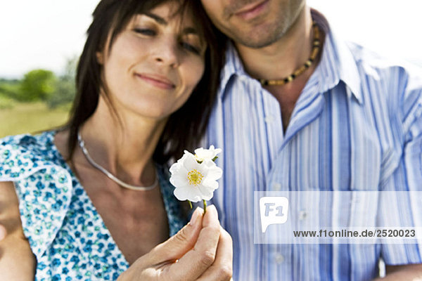 Mann und Frau mit Blume