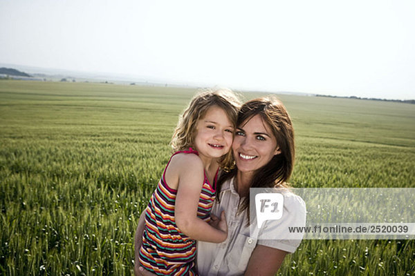 Frau und Kind im Weizenfeld