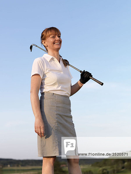 Frau auf dem Golf-T-Shirt